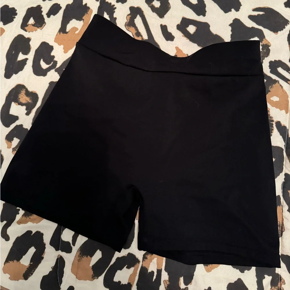 Workout shorts with scrunch - Picture 6 of 6